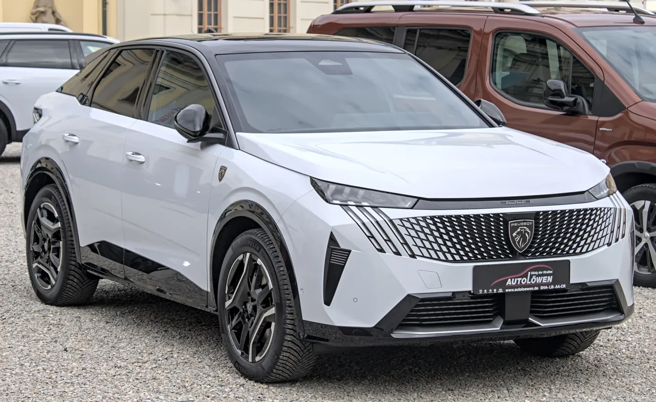 Peugeot e-3008, SUV électrique — 527 km d'autonomie WLTP