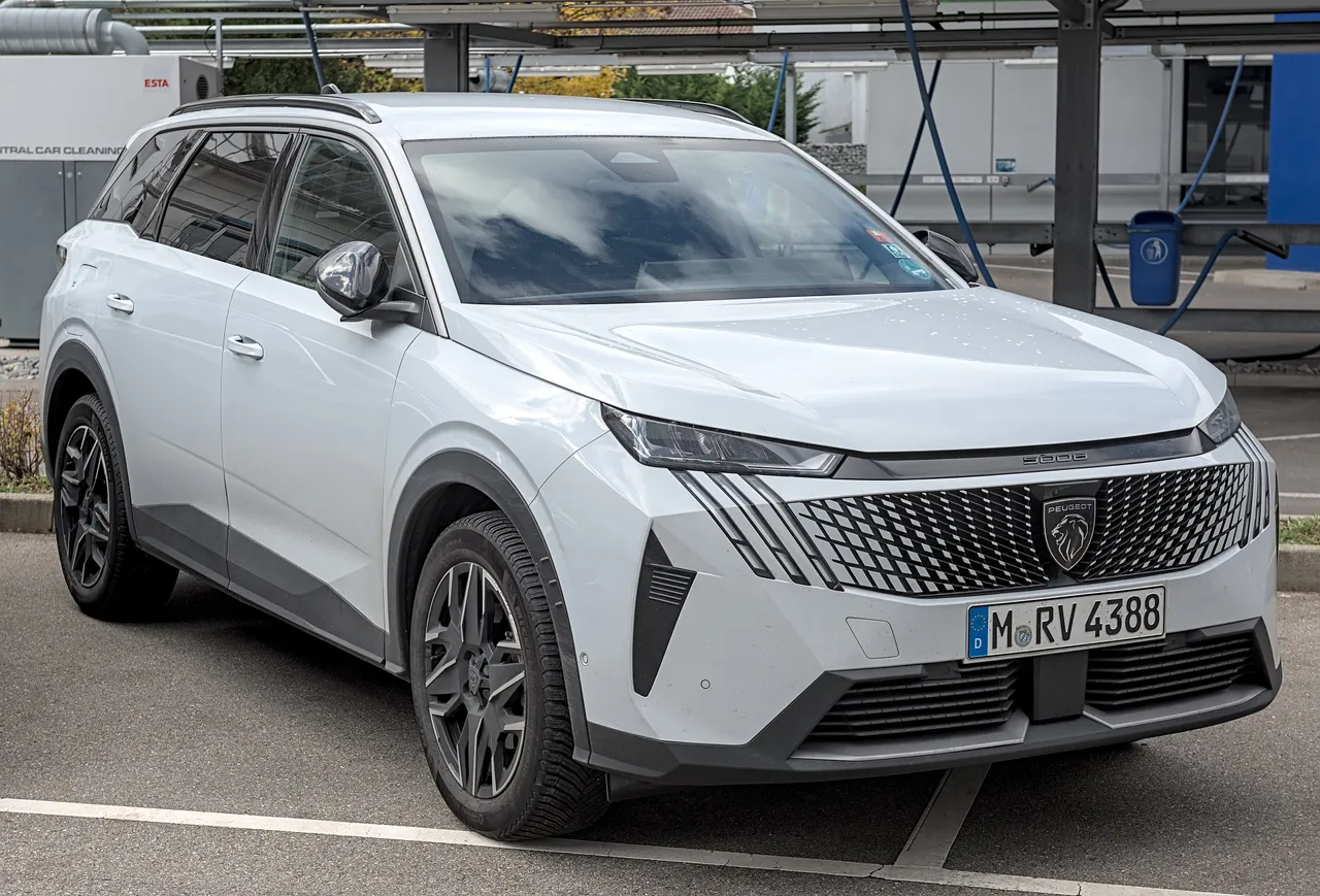 Peugeot e-5008, SUV électrique — 668 km d'autonomie WLTP