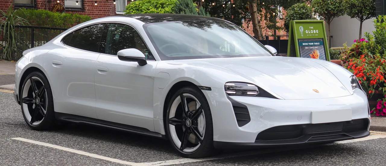 Porsche Taycan Sport Turismo, berline électrique — 523 km d'autonomie WLTP